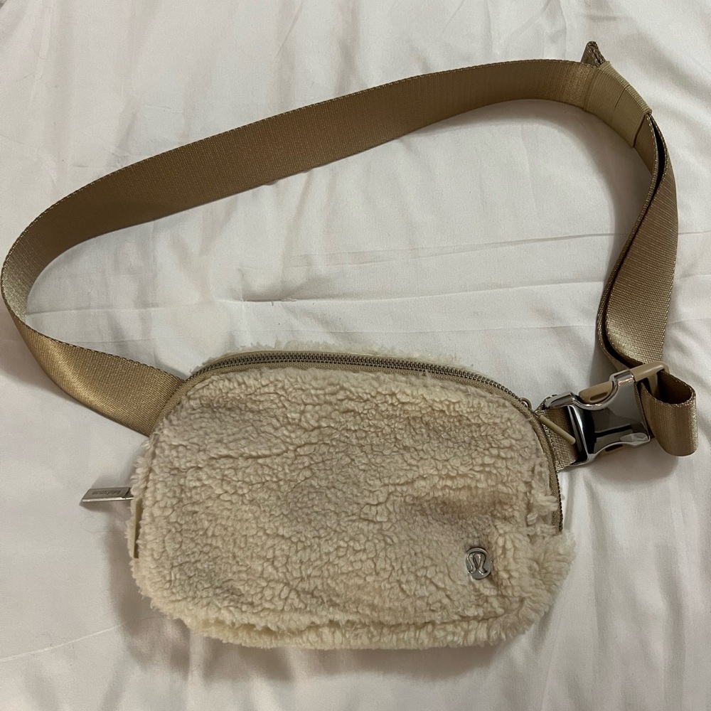 Lululemon sherpa belt bag